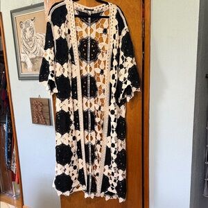 Do everything in love Crochet Open-Front Duster — Off white & Black